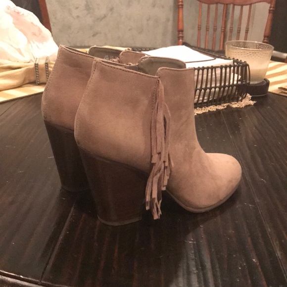 CARLOS SANTANA Tan Ankle Boots. Size 6 1/2. - Picture 4 of 6